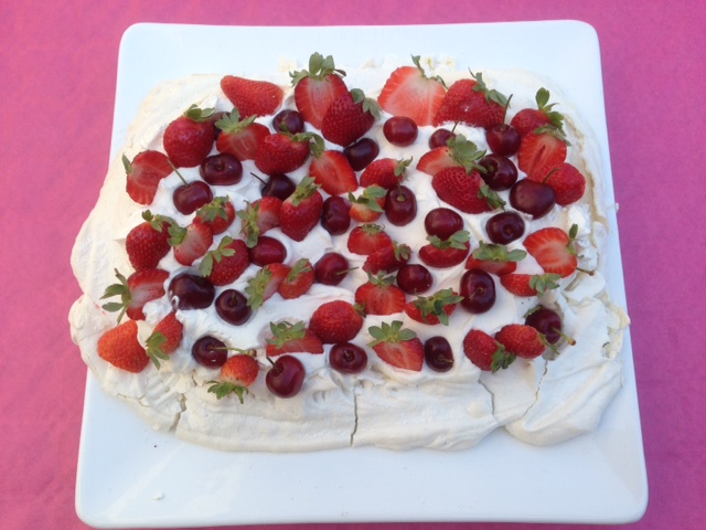 dessert meringue fruits rougges