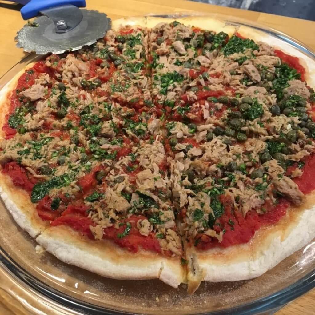 Pizza au thon et persillade citronnée