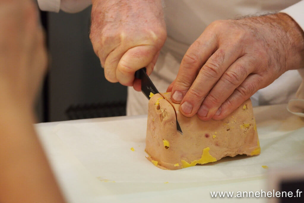 Découpe du foie gras au couteau et pot d'eau chaude 