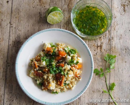 Salade de quinoa, courge buternut avec de la fêta