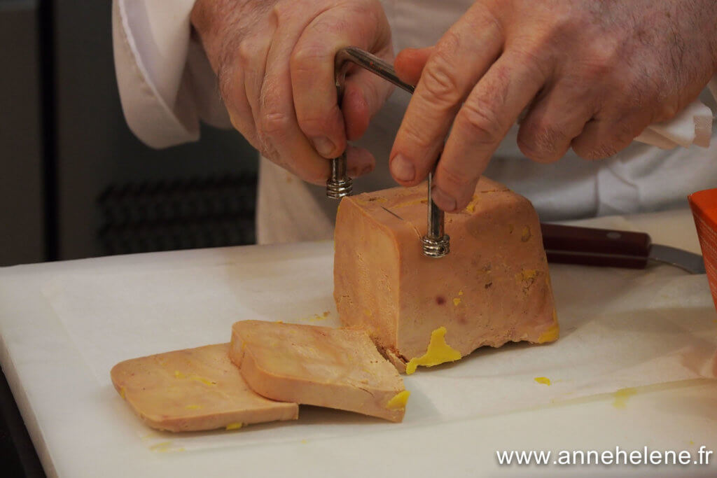 Découpe du foie gras à la lyre 