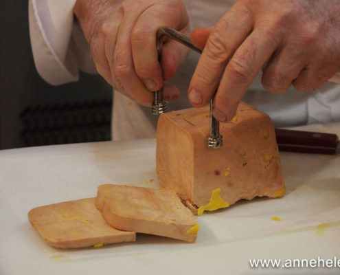 Découpe du foie gras à la lyre