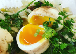 oeuf mollet salade ail noir small