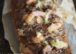 pain fourré au beurre à l'aneth et crevettes grises