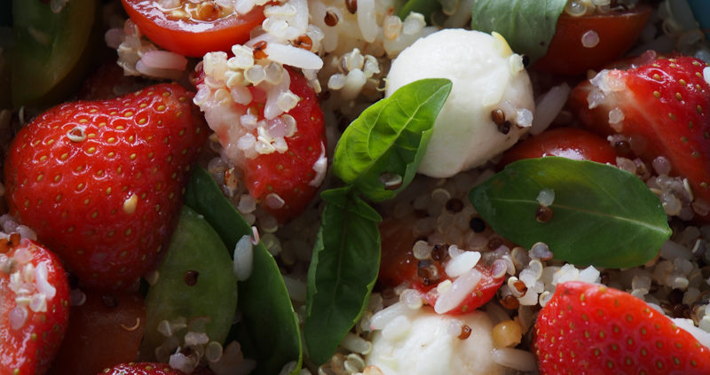 salade de tomates avec des fraises 