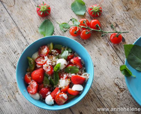 salade de tomates avec des fraises