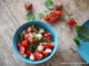 salade de tomates avec des fraises