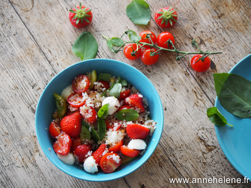 salade de tomates avec des fraises